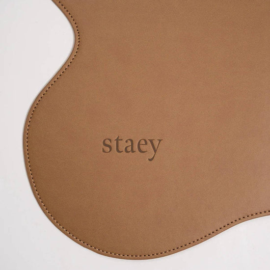 Staey Alva - ruokailualusta, ruskea
