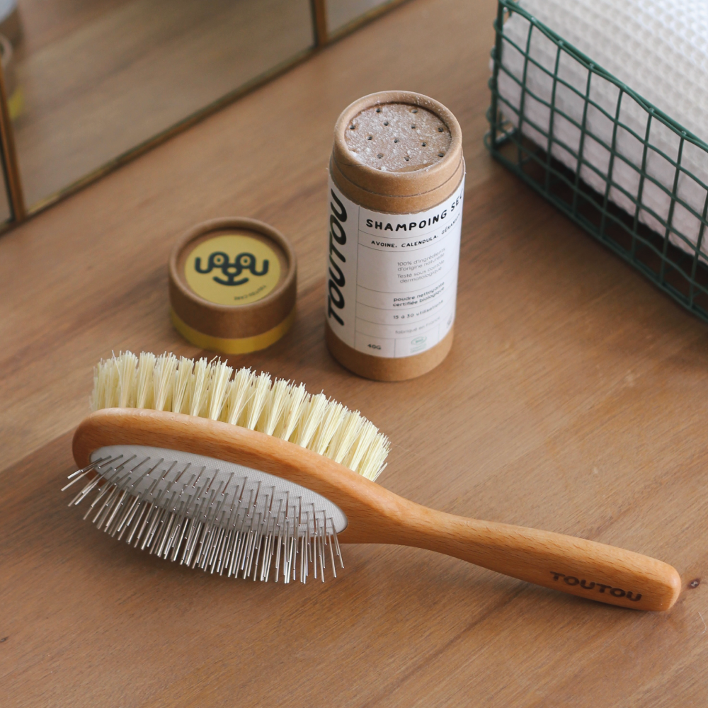 Kaksipuolinen harja pitkälle ja keskipitkälle karvalle