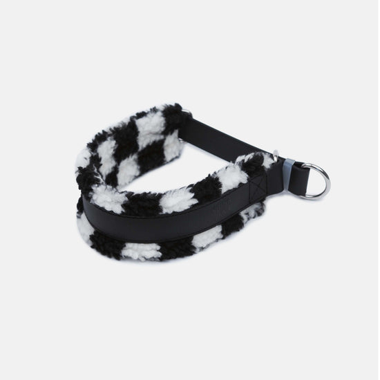 Mustavalkoruudullinen koiran panta